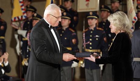 Václav Klaus předal na Pražském hradě vyznamenání zpěvačce Evě Pilarové. (28.10.2009)