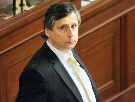 Premiér Fischer zmínil nap�íklad zastavení privatizace leti�t� Ruzyn�, boj proti extremismu a pokra�ující bd�lost a opatrnost vlády v otázce hospodá�ské krize.