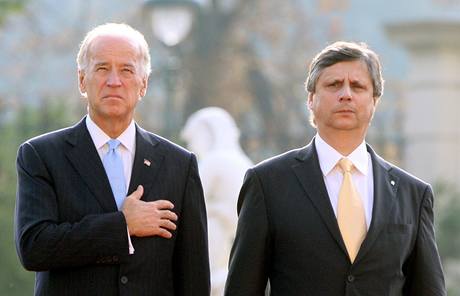 Americk viceprezident Joe Biden s premirem Janem Fischerem. (23.jna 2009)