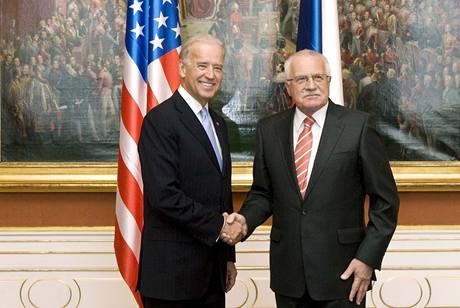 Americký viceprezident Joe Biden s prezidentem Václavem Klausem. (23.října 2009)