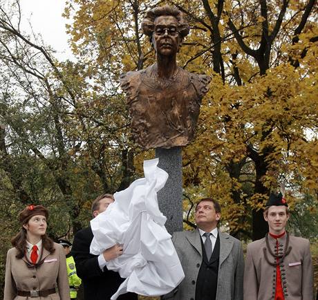 Ji Paroubek odhalil bustu Milady Horkov (28. jna 2009)