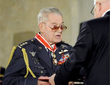 Plukovník Imrich Gablech přebírá od prezidenta Václava Klause Řád bílého lva
