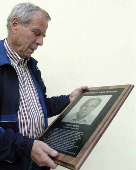 Josef Musil s plaketou pro člena mezinárodní Síni slávy