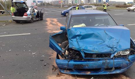 Volvo, kter nabouralo policisty, m ponien pedek karosrie.