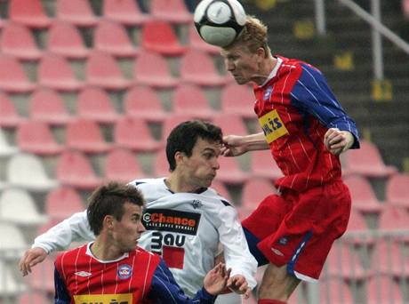 Brno - Jablonec: domc Josef Dvornk (nahoe) hlavikuje ped hostujcm Davidem Lafatou a Lukem Marekem