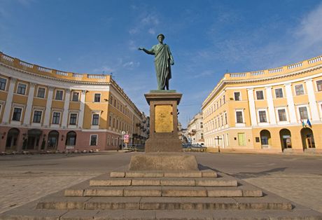 Ukrajina,Oděsa. Socha vévody de Richelieu na vrcholu Potěmkinových schodů