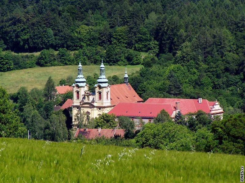 Kláter v Dolním Roov, schoulený v hlubokém údolí, eká jako ípková Renka na své znovuzrození