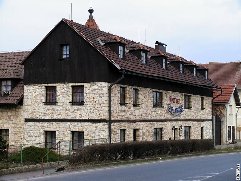 Stavby z neomítnuté hrubé opuky jsou pro vesnice na Dbánu charakteristické. Na snímku je Hotel George v evniov