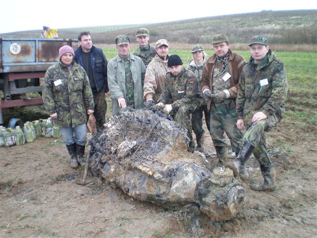 Vojentí fandové vykopali na poli sovtské letadlo. (25.10.2009)