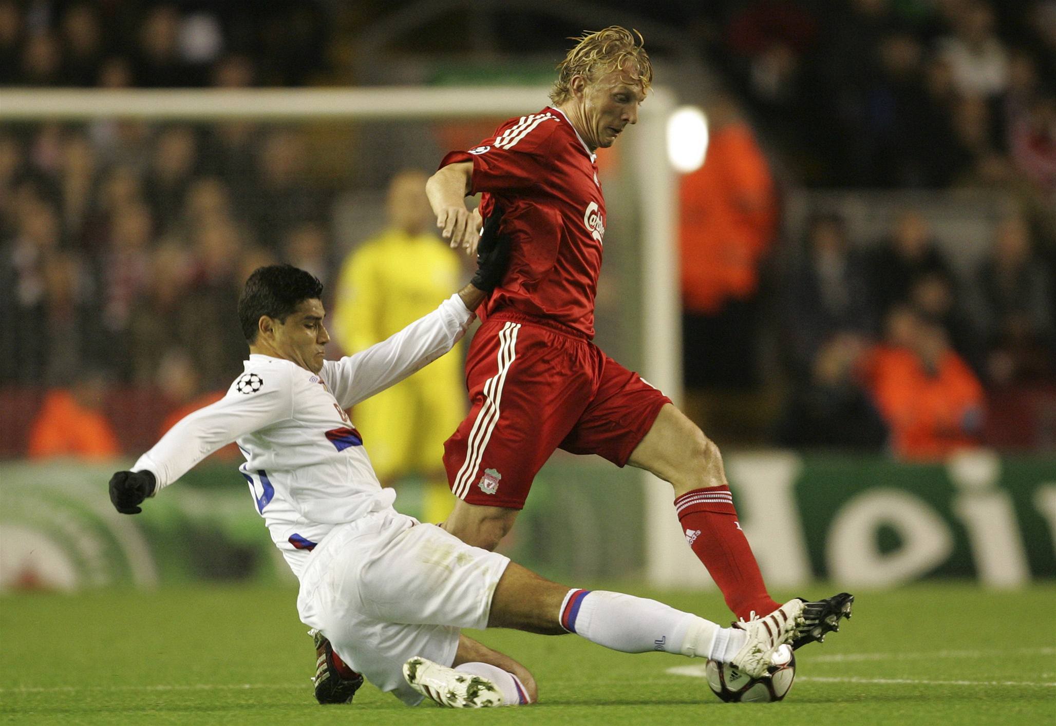 Liverpool - Lyon: domácí  Dirk Kuijt (vpravo) se sna�í uniknout Edersonovi z Lyonu.  
