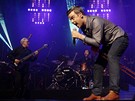 Robbie Williams zahájil BBC Electric Proms 2009, v pozadí hraje na baskytaru producent Trevor Horn