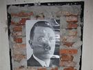 Fotka Adolfa Hitlera v jednom objektu, kam vtrhla policie pi razii proti extremistm.