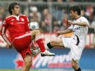 Bayern Mnichov - Eintracht Frankfurt: domácí Luca Toni (vlevo) bojuje o mí s Zlatanem Bajramoviem 