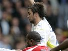 Tottenham - Stoke City: domácí Niko Kranjar (v bílém) a  Ricardo Fuller bojují o mí