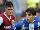 Burnley - Wigan: domácí Stephen Jordan (vlevo) v souboji s Jordim Gomezem