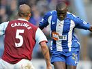 Burnley - Wigan: domácí Clarke Carlisle (vlevo) se pokouí zastavit Mohameda Diameho