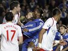 Chelsea - Blackburn: domácí Didier Drogba (uprosted) práv stílí gól