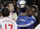 Chelsea - Blackburn: domácí Didier Drogba (vpravo) práv stílí gól
