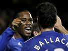 Chelsea - Blackburn: domácí Didier Drogba (vlevo) a Michael Ballack slaví gól