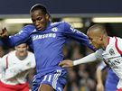 Chelsea - Blackburn: domácí Didier Drogba (vlevo) v souboji s Martinem Olssonem