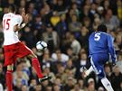 Chelsea - Blackburn: domácí Michael Essien (vpravo) stílí na branku