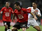Rennes - Montpellier: domácí Carlos Bocanegra (uprosted) v souboji s Junesem Belhandou