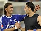 Schalke 04 - Hamburk: domácí Kevin Kuranyi (vpravo) a Marcelo Bordon slaví vítzství