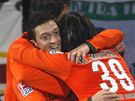 Bochum - Brémy: hostující Mesut Özil (uprosted) slaví se spoluhrái svj gól