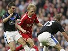 Liverpool - Manchester United: domácí Dirk Kuyt (v erveném) proniká hostující obranou