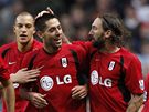 Manchester City -  Fulham: hosté oslavují trefu Clinta Dempseyho (uprosted)