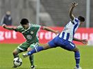 Hertha Berlín - Wolfsburg: hostující Raffael (vlevo) atakuje Josueho