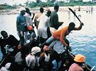 1991: Haiti, boat people: vichni se snaí dostat na palubu.