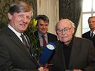 Lubomír Lipský pebírá cenu z rukou ministra kultury