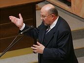 Ústavní soudci naslouchají závrené ei právníka Alee Pejchala, který na jednání zastupoval prezidenta Václava Klause (27. íjna 2009)