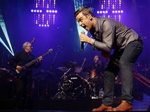 Robbie Williams zahjil BBC Electric Proms 2009, v pozad hraje na baskytaru producent Trevor Horn