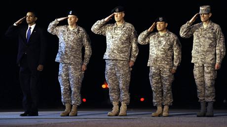 Americký prezident Obama uctil na základn v Delaware padlé z Afghánistánu (29. íjna 2009)