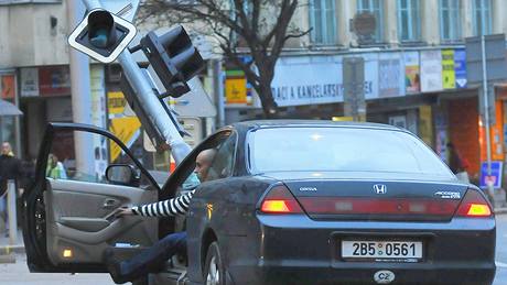 Na Moravském námstí auto porazilo semafor, na kiovatce nefungují svtla