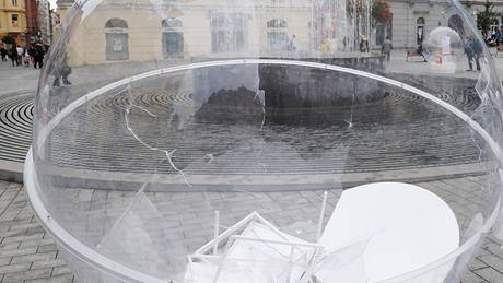 Vandalové zniili na námstí Svobody v Brn expozici dánského designu