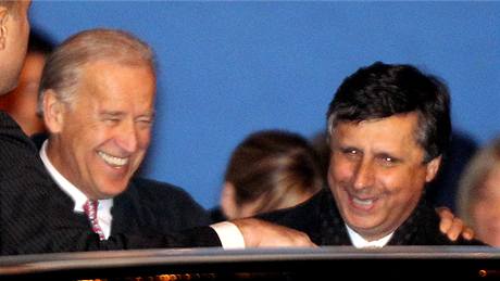 Joe biden se po píletu do Prahy setkal s Janem Fischerem (22. íjna 2009)