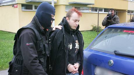 Policisté z Útvaru pro odhalování organizovaného zloinu po celé republice zasahovali proti extrémistm. Fotografie je z eských Budjovic. (21. íjna 2009)
