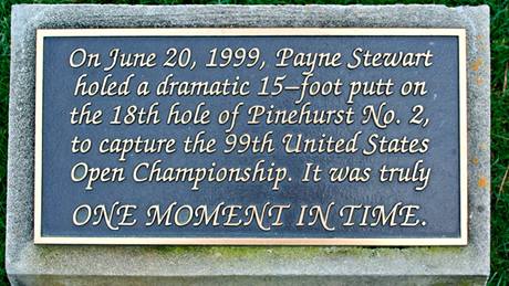 Pamtn deska k vtzstv Paynea Stewarta na US Open 1999.