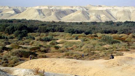 Zepedu dozadu: jordánská pou, jordántí hledai min, úrodné údolí Jordánu (v nm se miny poítají na statisíce). Kopce vzadu u patí Izraeli.