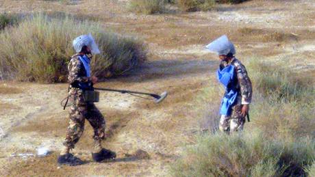 Jordántí vojáci pi hledání min v údolí eky Jordán
