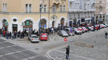 Fronta na lístky do Divadla Bolka Polívky