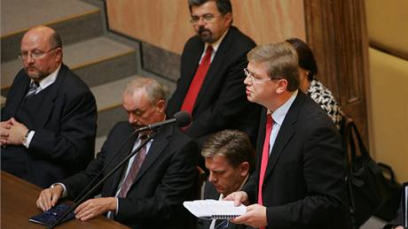 Ministr tefan Füle pednáí závrenou e ped Ústavním soudem. Trvala déle ne pl hodiny a byla nejdelí ze vech (27. íjna 2009)