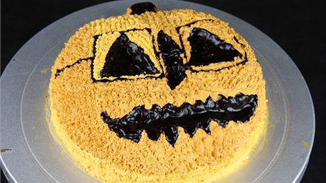V anglicky mluvících zemích patí k Halloweenu i typické koláe a cukrovinky