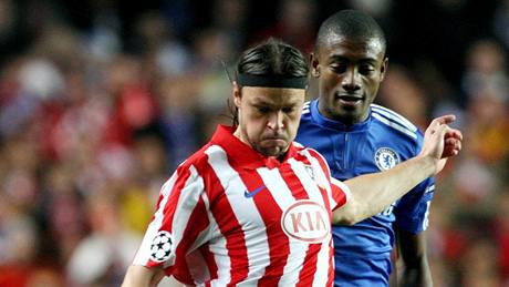 Chelsea - Athletico Madrid: Salomon Kalou (vpravo) a Tomas Ujfalui