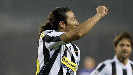 Mauro Camoranesi oslavuje. Práv dal gól a pomohl Juventusu k vítzství.