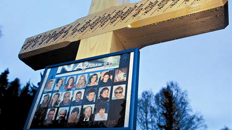 Pomník obtem tragické nehody patrového autobusu u Naidel v beznu 2003.