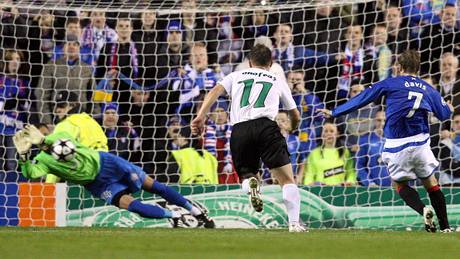 Glasgow Rangers - Unirea Urziceni: domácí Steven Davis zahazuje penaltu. Gólman Daniel Tudor stelu likviduje